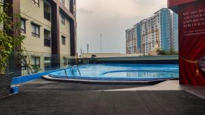 Bazén v ubytování Best Price Studio Apartment at Atria Residence near Mall By Travelio nebo v jeho okolí + 6 fotografií