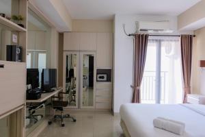 TV a/nebo společenská místnost v ubytování Best Price Studio Apartment at Atria Residence near Mall By Travelio