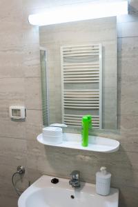La salle de bains est pourvue d'un lavabo et d'un miroir. dans l'établissement Pensiunea Vlad, à Arad