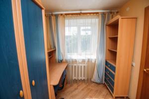 イヴァノヴォにあるАпартаменты на улице Генкинойの窓、デスク、棚が備わるベッドルーム1室が備わります。
