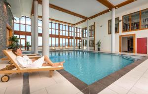 Бассейн в Résidence Prestige Odalys Edenarc или поблизости