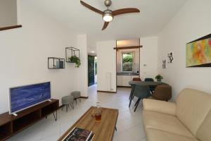 un soggiorno con un divano e una TV di Tasso 10 a Bellagio