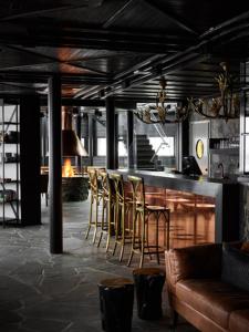 Zona de lounge sau bar la Golden Crown - Levin Iglut