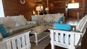 - un salon avec des canapés et une table basse dans l'établissement Pura Vida Lodge, à Morrumbene