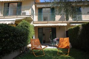 due sedie sedute sull'erba di fronte a una casa di Tasso 10 a Bellagio Altre 4 foto