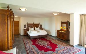 A bed or beds in a room at Gutshof Harlandleiten