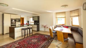 A kitchen or kitchenette at Gutshof Harlandleiten
