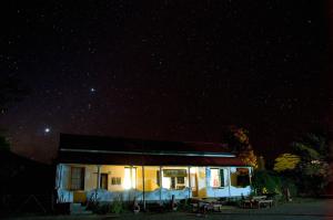 uma casa à noite com um céu estrelado em Outsiders B&B em Nieu-Bethesda