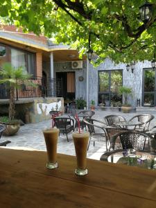 dos vasos de cerveza sobre una mesa de madera en The oldest Tbilisi en Tiflis