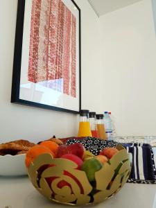un cesto di frutta seduto sopra un tavolo di akemi b&b a Zemst