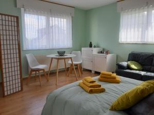 een slaapkamer met een bed en een tafel en stoelen bij COSY B&B 2B in Overijse