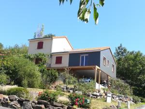 une maison sur le flanc d'une colline dans l'établissement Le Balcon, à Dallet