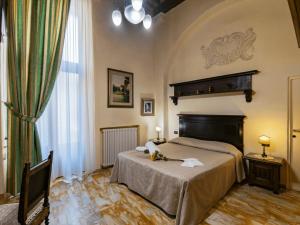 una camera con un letto e una grande finestra di B&B Siena In Centro - Diffuso a Siena