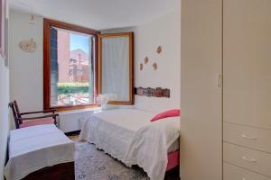 1 dormitorio con cama y ventana en CANDIANO Cruise-Port, en Venecia