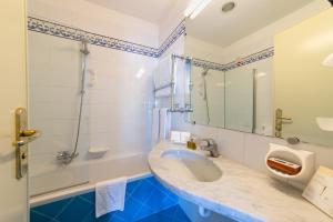 a bathroom with a large sink and a mirror at Hotel Continental Ischia in Ischia