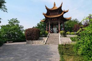 eine Pagode inmitten eines Gartens mit Treppen in der Unterkunft lu ke boutique apartment 00123370, qixiashan nanjing station, nanjing city, jiangsu province in Nanjing