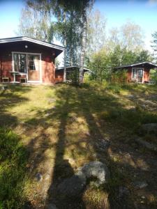 a house with a large yard in front of it at Pirttiniemen Lomakylä in Muurasjärvi