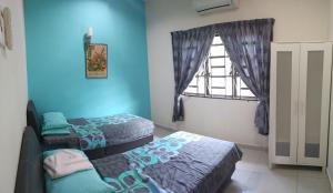 Tempat tidur dalam kamar di HMA Guesthouse