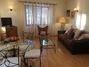 ein Wohnzimmer mit Sofa und Tisch in der Unterkunft La Maison de Valentine in Jarjayes