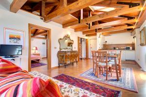 a living room with a table and chairs and a kitchen at GrandCanal-Start in Venice