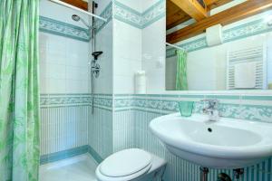 een badkamer met een wastafel, een toilet en een spiegel bij GrandCanal-Start in Venetië
