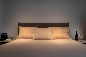 - un lit avec un oreiller blanc et une tête de lit noire dans l'établissement EMPIRIC Keizersgracht, à Amsterdam