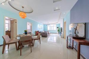 a large living room with a table and chairs at Baoding Jingxiu·Beiguo Shopping Mall· in Baoding