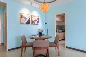 a dining room with a table and chairs at Baoding Jingxiu·Beiguo Shopping Mall· in Baoding +23 photos