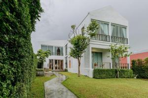Taman di luar White Wall Riverfront Hotel
