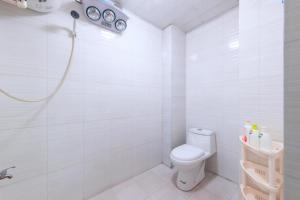 a white bathroom with a toilet and a shower at Baoding Jingxiu·Beiguo Shopping Mall· in Baoding