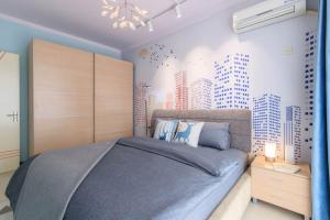a bedroom with a large bed with a city mural on the wall at Baoding Jingxiu·Beiguo Shopping Mall· in Baoding