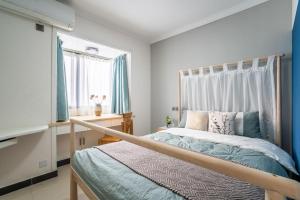 Schlafzimmer mit einem Bett und einem Fenster in der Unterkunft Zhengzhou Jinshui·Phoenix Tea City· in Zhengzhou