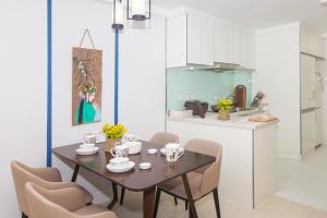 a dining room with a table and chairs in a kitchen at Dalian Shahekou·Peace Square· Locals Apartment 00162850 in Dalian