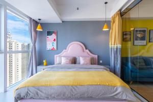 Tempat tidur dalam kamar di Dalian Shahekou·Peace Square· Locals Apartment 00162860