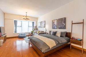 a bedroom with a large bed in a room at Zhuhai Xiangzhou·Huafa Shangdu· Locals Apartment 00163680 in Zhuhai