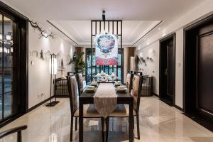 a dining room with a table and chairs at Luoyang City, Henan Province. Waterfront International. Passenger Excellent Apartment. in Luoyang