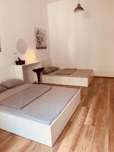 Cama ou camas em um quarto em Lovecroatia Zagreb - 'Pax nest'