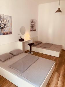 Cama ou camas em um quarto em Lovecroatia Zagreb - 'Pax nest'