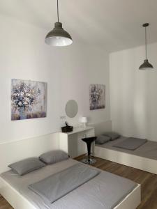Cama ou camas em um quarto em Lovecroatia Zagreb - 'Pax nest'