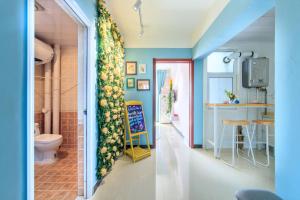 a bathroom with a wall covered in flowers at Baoding Lianchi·North China Electric Power University· in Baoding