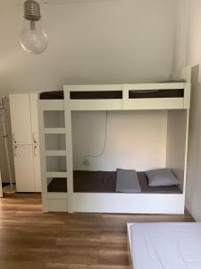 Cama ou camas em um quarto em Lovecroatia Zagreb - 'Pax nest'