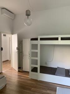 Cama ou camas em um quarto em Lovecroatia Zagreb - 'Pax nest'