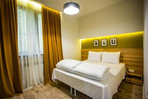 1 dormitorio con 2 camas y pared amarilla en Tezh Ler Resort, en Shahumyan