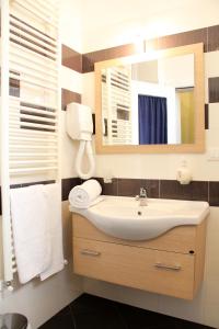 un bagno con lavandino e specchio di Arcona a Serrano Altre 34 foto