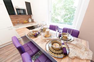 ウィーンにあるTraditional Apartments Vienna TAV - Designのダイニングルーム(テーブル、紫の椅子付)