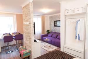 ウィーンにあるTraditional Apartments Vienna TAV - Designの紫色のソファとテーブル付きのリビングルーム