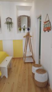 uma sala de estar com uma escada e uma sala com uma mesa em Refúgio de Zimbra em Sesimbra