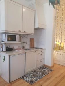塞辛布拉的住宿－Refúgio de Zimbra，厨房配有白色橱柜和水槽