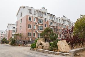 un gran edificio de ladrillo frente a una calle en 【locals】Taian Taishan District Baolongcity Square, en Tai'an