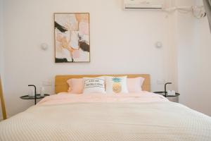 1 dormitorio con 1 cama con sábanas rosas y blancas en [Passenger] Wuhan，Qiekou District, Liji North Road en Wuhan